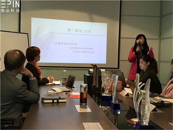 现代办公家具公司杏鑫娱乐的员工大会是这个样子的