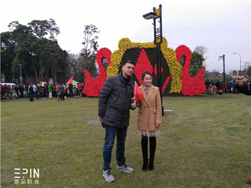 意大利国家电视台记者与都江堰青城山旅游景区管理局严局长合影-杏鑫娱乐拍摄